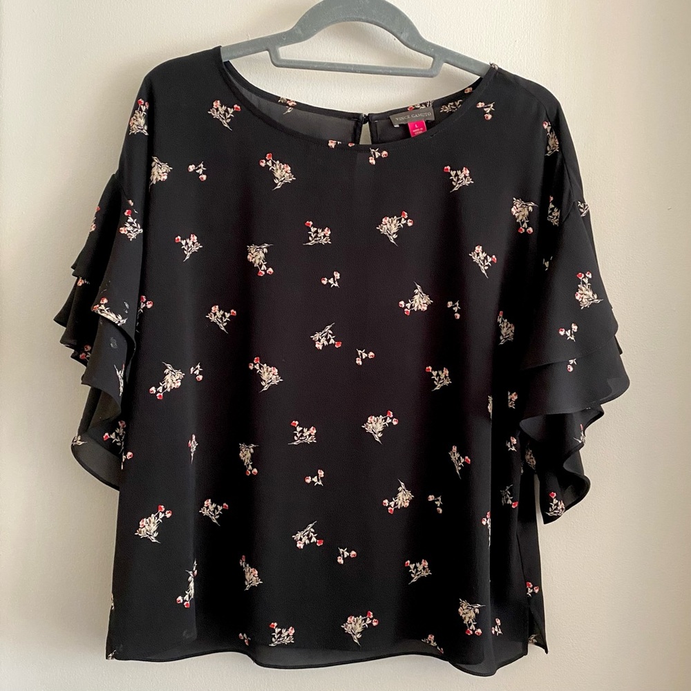 Vince Camuto L black with flowers short sleeve top